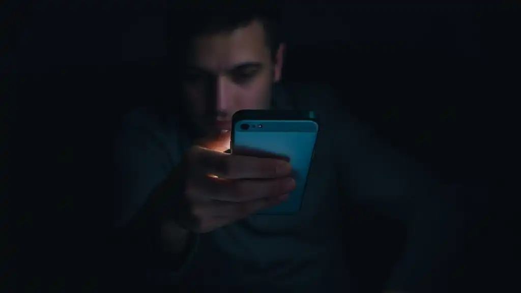 What NOT to Text After a Breakup – Real Emotions & Healing