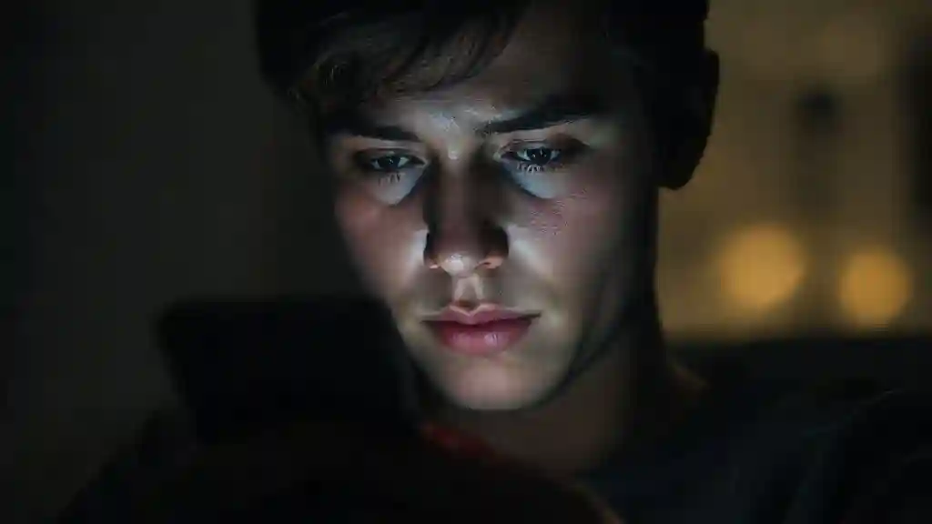 A distant couple on a bench symbolizing emotional uncertainty in love.